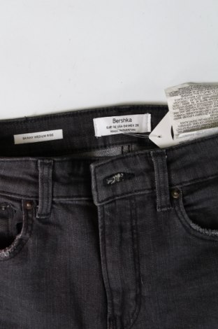 Damskie jeansy Bershka, Rozmiar S, Kolor Czarny, Cena 33,99 zł