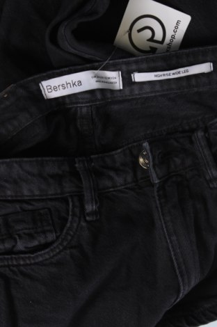 Damskie jeansy Bershka, Rozmiar XS, Kolor Czarny, Cena 66,67 zł