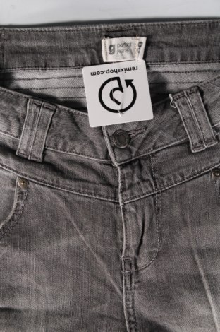 Damskie jeansy Gina Tricot, Rozmiar M, Kolor Szary, Cena 48,99 zł