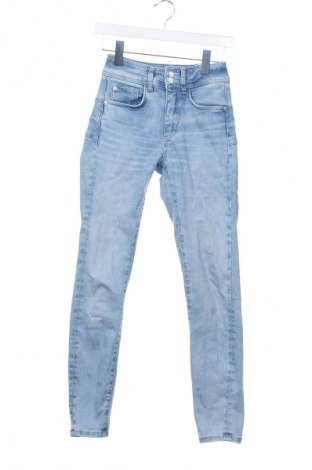 Damskie jeansy Guess, Rozmiar XS, Kolor Niebieski, Cena 120,99 zł