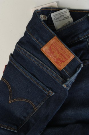 Дамски дънки Levi's, Размер XS, Цвят Син, Цена 75,00 лв.