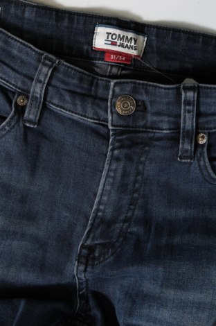 Męskie jeansy Tommy Jeans, Rozmiar M, Kolor Niebieski, Cena 239,99 zł