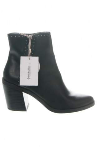 Дамски боти Stradivarius, Размер 37, Цвят Черен, Цена 38,99 лв.