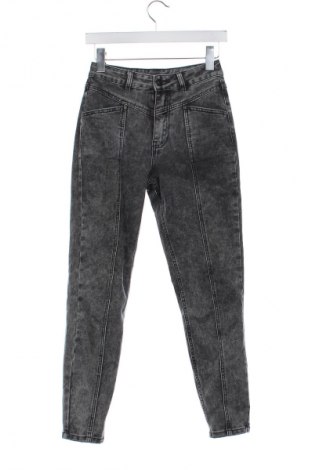 Damskie jeansy Amisu, Rozmiar XS, Kolor Czarny, Cena 66,67 zł