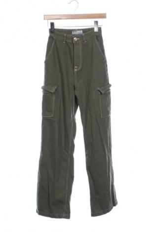 Damskie jeansy Bershka, Rozmiar XXS, Kolor Zielony, Cena 66,67 zł