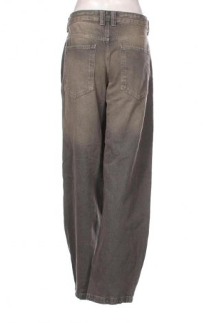 Γυναικείο Τζίν Bershka, Μέγεθος M, Χρώμα Γκρί, Τιμή 15,99 €