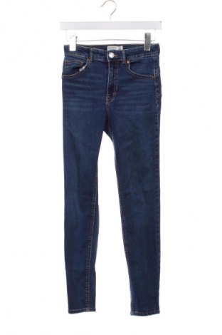 Damskie jeansy Pull&Bear, Rozmiar S, Kolor Niebieski, Cena 43,99 zł