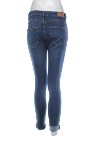 Damskie jeansy Pull&Bear, Rozmiar M, Kolor Niebieski, Cena 66,67 zł