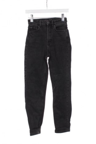 Blugi de femei Stradivarius, Mărime XS, Culoare Negru, Preț 76,00 Lei