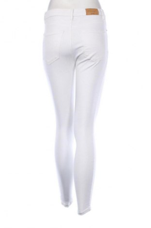Damen Jeans Stradivarius, Größe S, Farbe Weiß, Preis 14,77 €