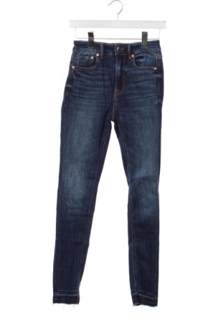 Damskie jeansy Stradivarius, Rozmiar XS, Kolor Niebieski, Cena 22,99 zł