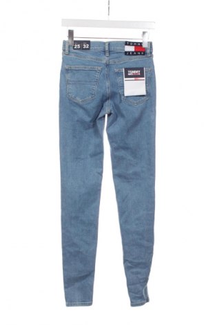 Дамски дънки Tommy Jeans, Размер XS, Цвят Син, Цена 172,04 лв.