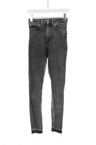 Дамски дънки Zara, Размер XS, Цвят Черен, Цена 27,37 лв.