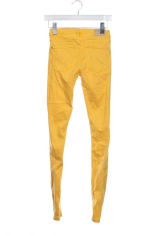 Blugi de femei Zara Trafaluc, Mărime XS, Culoare Galben, Preț 71,00 Lei