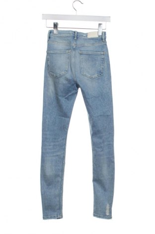 Damskie jeansy Zara Trafaluc, Rozmiar XS, Kolor Niebieski, Cena 62,07 zł