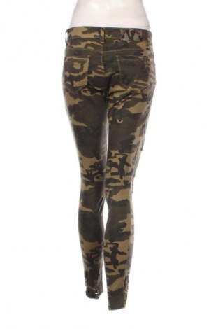 Damskie spodnie Pretty Little Thing, Rozmiar S, Kolor Kolorowy, Cena 80,59 zł