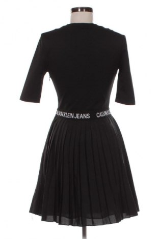 Рокля Calvin Klein Jeans, Размер M, Цвят Черен, Цена 100,31 лв.
