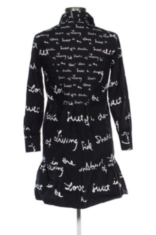 Рокля Desigual, Размер XS, Цвят Многоцветен, Цена 51,99 лв.