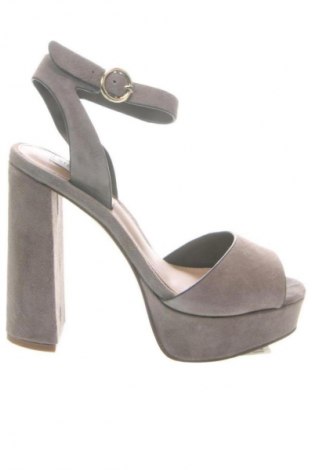 Сандали Steve Madden, Размер 36, Цвят Сив, Цена 75,15 лв.