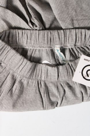 Дамски къс панталон, Размер M, Цвят Сив, Цена 7,44 лв.