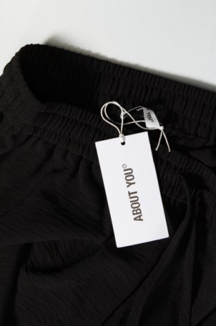 Pantaloni scurți de femei About You, Mărime M, Culoare Negru, Preț 131,58 Lei
