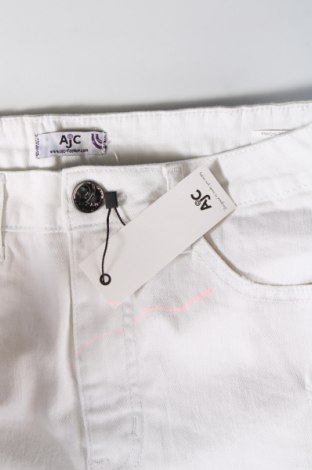 Дамски къс панталон Ajc, Размер M, Цвят Бял, Цена 11,16 лв.