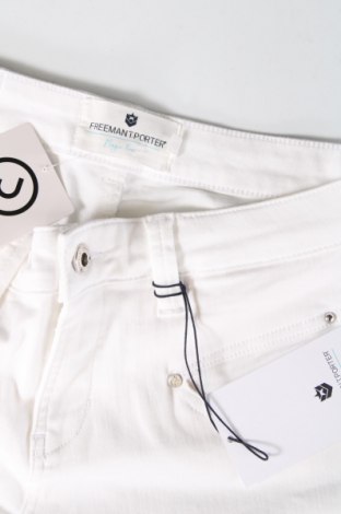 Дамски къс панталон Freeman T. Porter, Размер M, Цвят Бял, Цена 102,00 лв.