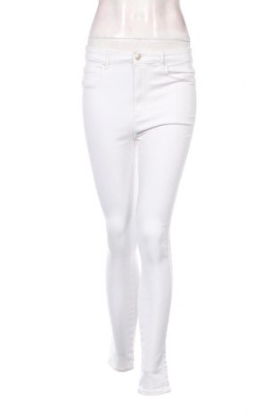 Γυναικείο κοντό παντελόνι ONLY, Μέγεθος M, Χρώμα Λευκό, Τιμή 7,22 €