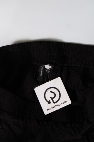 Γυναικείο κοντό παντελόνι Vero Moda, Μέγεθος L, Χρώμα Μαύρο, Τιμή 4,54 €