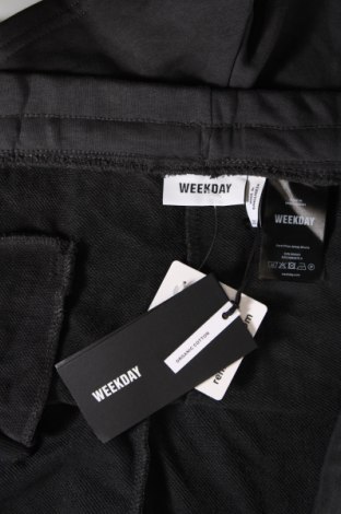 Дамски къс панталон Weekday, Размер 3XL, Цвят Сив, Цена 10,08 лв.