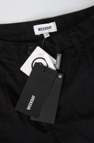 Γυναικείο κοντό παντελόνι Weekday, Μέγεθος XS, Χρώμα Μαύρο, Τιμή 4,18 €
