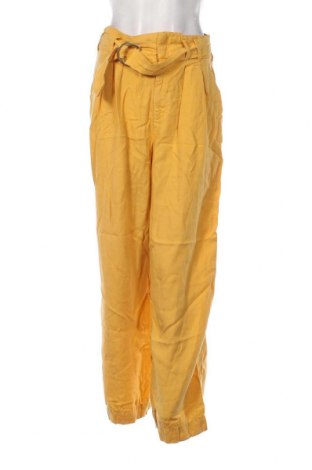 Дамски панталон Reiko, Размер M, Цвят Жълт, Цена 66,85 лв.