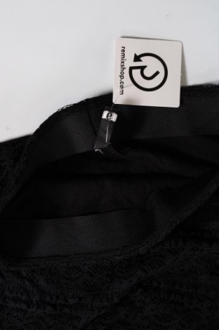 Пола H&M Divided, Размер S, Цвят Черен, Цена 3,48 лв.