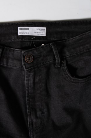 Γυναικείο Τζίν Bershka, Μέγεθος M, Χρώμα Μαύρο, Τιμή 8,99 €