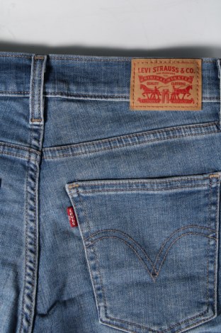 Дамски къс панталон Levi's, Размер S, Цвят Син, Цена 38,99 лв.