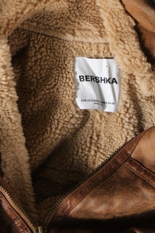 Дамско палто Bershka, Размер XS, Цвят Кафяв, Цена 50,99 лв.