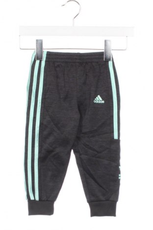 Детско спортно долнище Adidas, Размер 2-3y/ 98-104 см, Цвят Сив, Цена 26,49 лв.