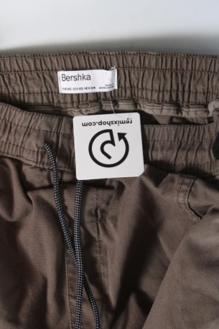 Herrenhose Bershka, Größe XS, Farbe Grün, Preis € 25,67