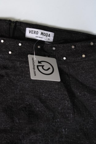 Пола Vero Moda, Размер XS, Цвят Черен, Цена 26,00 лв.