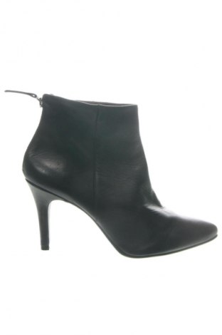 Damskie botki IKKS, Rozmiar 41, Kolor Czarny, Cena 921,77 zł