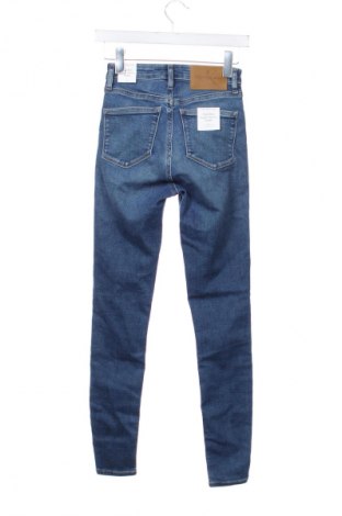 Дамски дънки Calvin Klein Jeans, Размер XS, Цвят Син, Цена 119,99 лв.