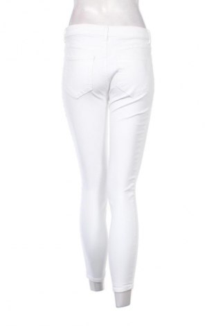Damskie jeansy Pull&Bear, Rozmiar M, Kolor Biały, Cena 43,99 zł