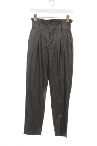 Dámské kalhoty  Stradivarius, Velikost XS, Barva Zelená, Cena  367,00 Kč