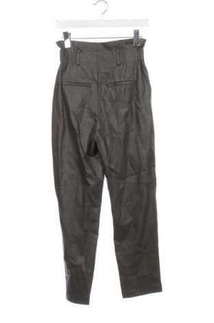 Dámské kalhoty  Stradivarius, Velikost XS, Barva Zelená, Cena  367,00 Kč
