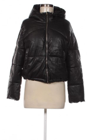 Дамско кожено яке Bershka, Размер S, Цвят Черен, Цена 60,99 лв.