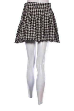 Пола Bershka, Размер M, Цвят Многоцветен, Цена 12,99 лв.