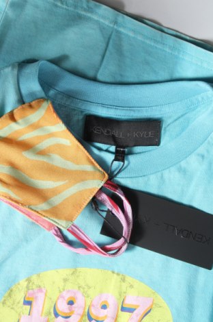 Γυναικείο t-shirt Kendall & Kylie, Μέγεθος S, Χρώμα Μπλέ, Βαμβάκι, Τιμή 14,25 €
