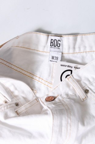 Дамски къс панталон BDG, Размер M, Цвят Бял, Цена 7,20 лв.
