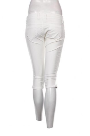 Γυναικείο κοντό παντελόνι Terranova, Μέγεθος M, Χρώμα Λευκό, Τιμή 11,75 €