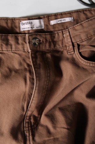 Damskie jeansy Bershka, Rozmiar M, Kolor Beżowy, Cena 106,74 zł